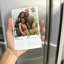 Carregar imagem no visualizador da galeria, Imã Calendário Para Geladeira com Foto Personalizada