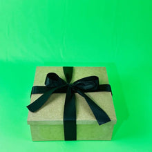 Carregar imagem no visualizador da galeria, Cesta romântica + Quadro Spotify + 6 Fotos Vintage
