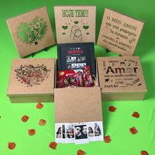 Carregar imagem no visualizador da galeria, Cesta romântica + Quadro Netflix + 6 Fotos Vintage
