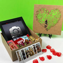 Carregar imagem no visualizador da galeria, Cesta romântica + Quadro Netflix + 6 Fotos Vintage
