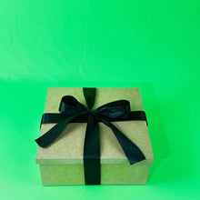 Carregar imagem no visualizador da galeria, Cesta romântica + Quadro Casal + 6 Fotos Vintage
