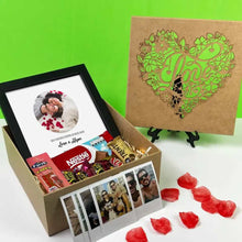 Carregar imagem no visualizador da galeria, Cesta romântica + Quadro Mapa Estelar + 6 Fotos Vintage
