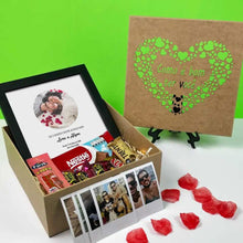 Carregar imagem no visualizador da galeria, Cesta romântica + Quadro Mapa Estelar + 6 Fotos Vintage
