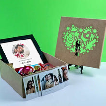 Carregar imagem no visualizador da galeria, Cesta romântica + Quadro Mapa Estelar + 6 Fotos Vintage
