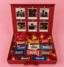 Carregar imagem no visualizador da galeria, Cesta Romântica 9 + Fotos Vintage + Pelúcia Coração + Chocolates
