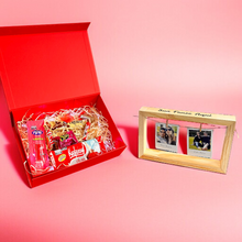 Carregar imagem no visualizador da galeria, Cesta Romântica 3 + Porta Retrato Varal de Foto
