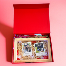 Carregar imagem no visualizador da galeria, Cesta Romântica 3 + Porta Retrato Varal de Foto
